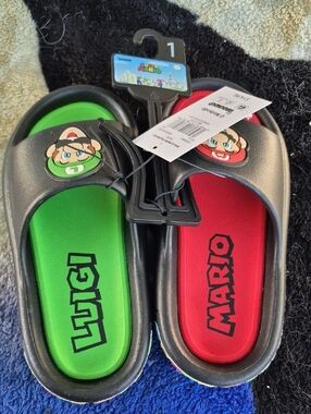 Nintendo Super Mario Kids' Slide Sandals in Red & Green